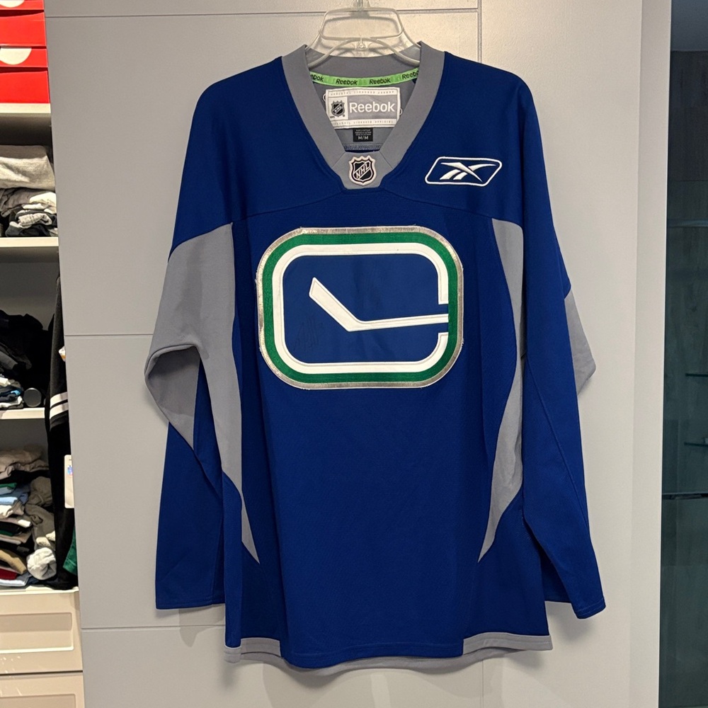 Reebok autographed Vancouver Canucks Logo Jersey Patch